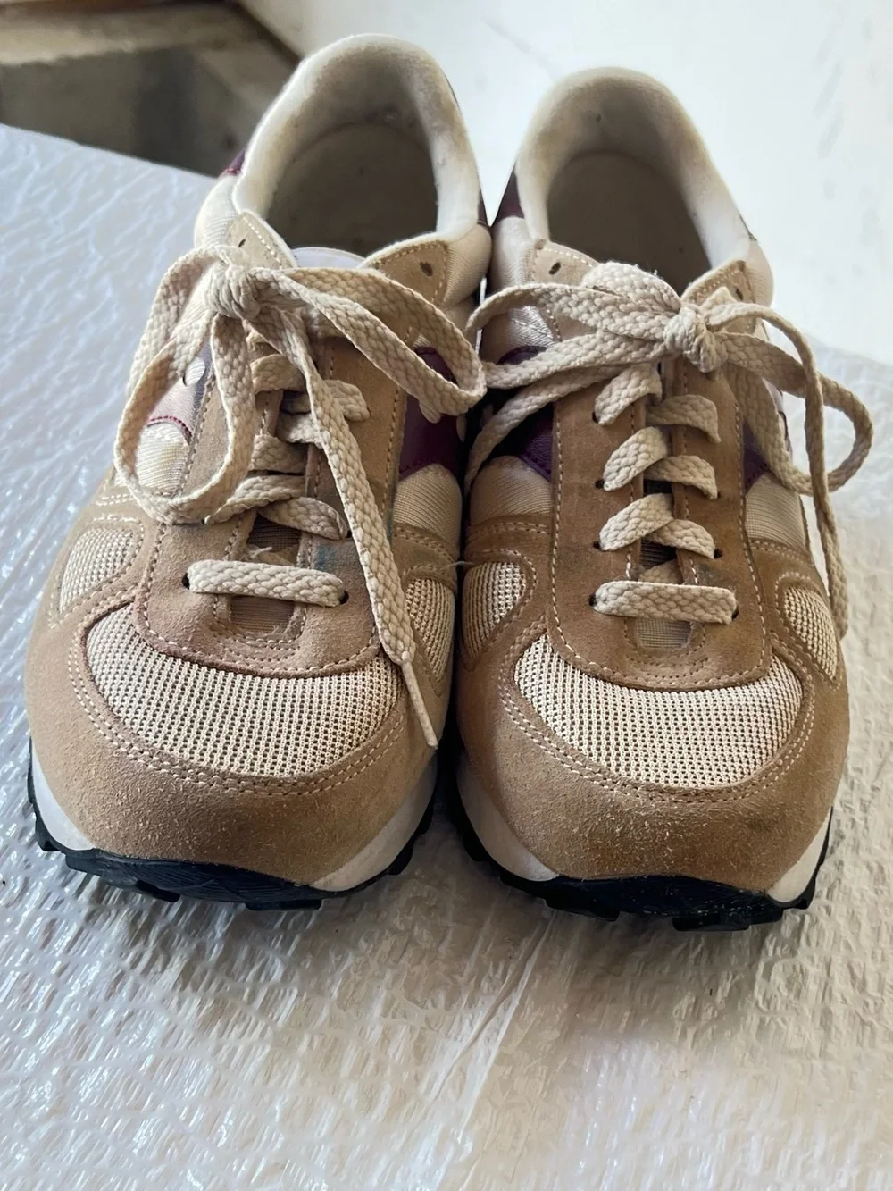 Saucony Beige and Cream Sneakers with Purple Accent
